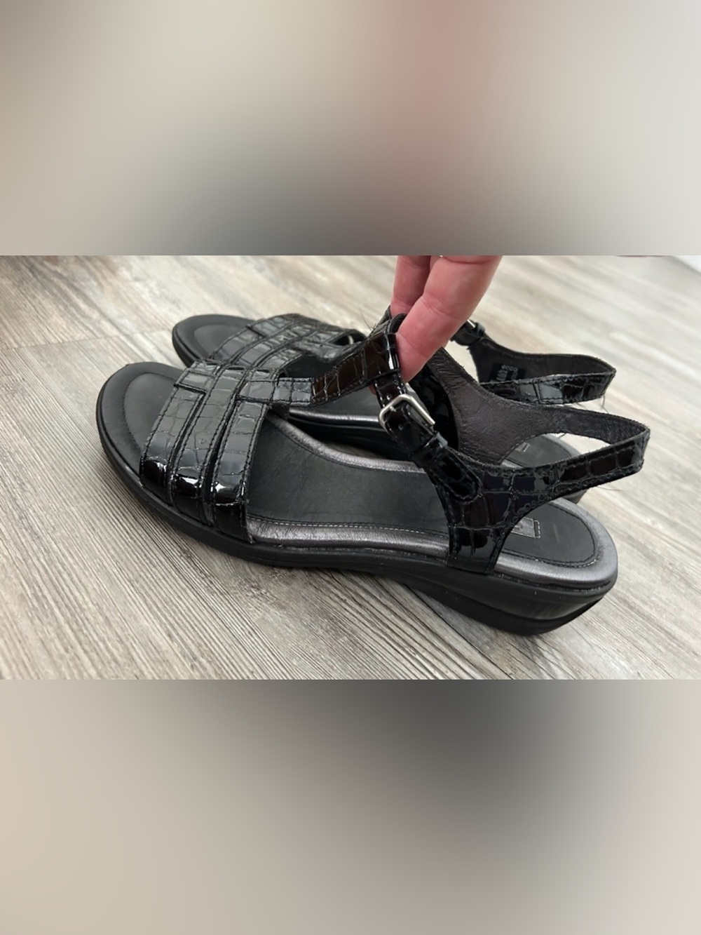 ECCO STRAPPY SANDALS, BLACK TEXTURED PATENT, 7M PADDED FOOTBED, FLAWLESS,